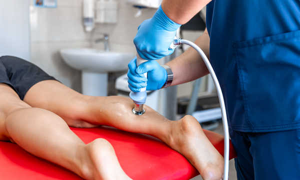 Fizykoterapia wykorzystuje kontrolowane bodźce fizyczne w celu wspomagania leczenia i rehabilitacji Fizykoterapia wykorzystuje kontrolowane bodźce fizyczne w celu wspomagania leczenia i rehabilitacji