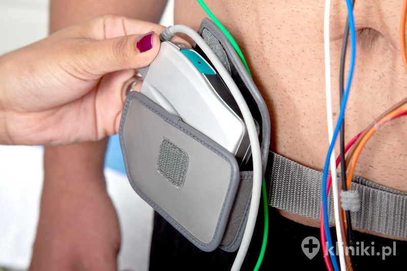 Holter EKG polega na noszeniu niewielkiego urządzenia z elektrodami przyklejonymi do klatki piersiowej Holter EKG polega na noszeniu niewielkiego urządzenia z elektrodami przyklejonymi do klatki piersiowej