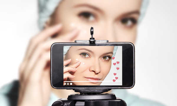 Media społecznościowe a chęć poprawy wyglądu. Raport Kliniki.pl pokazuje, gdzie kończy się inspiracja, a zaczyna presja