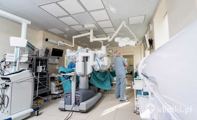 Nowoczesne roboty na sali operacyjnej