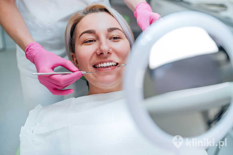 Odbudowa zęba kompozytem pozwala uzyskać estetyczny i naturalny efekt
