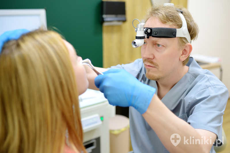 Operacja endoskopowa krzywej przegrody nosa pozwala skorygować deformacje przegrody bez dużych nacięć zewnętrznych