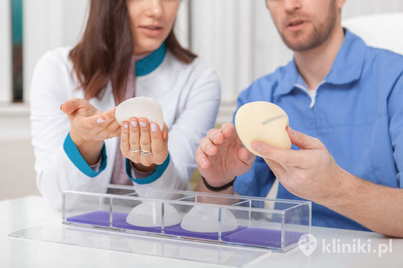 Podniesienie piersi może być łączone z powiększeniem implantami lub lipofillingiem