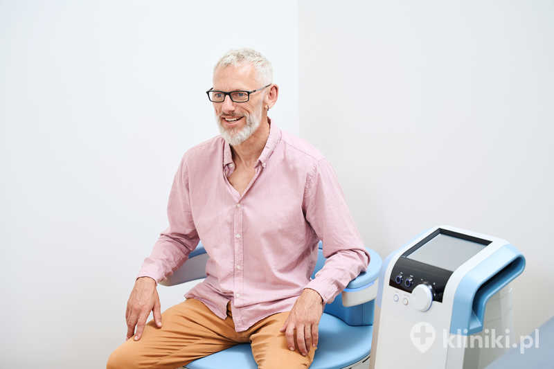 Starszy pan poddawany zabiegowi fizjoterapii mającej na celu stymulację mięśni dna miednicy