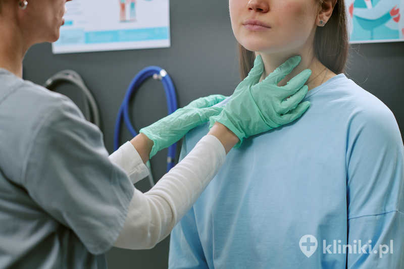 Dorosła kobieta poddawana badaniu tarczycy podczas badań lekarskich Dorosła kobieta poddawana badaniu tarczycy podczas badań lekarskich