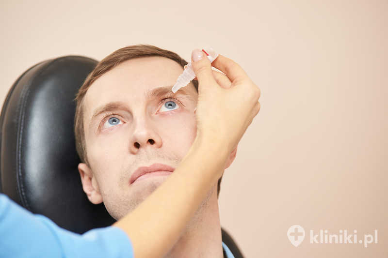 Leczenie zaćmy metodą fakoemulsyfikacji z implantacją soczewki asferycznej z filtrem światła niebieskiego należy do najczęściej wykonywanych zabiegów okulistycznych Leczenie zaćmy metodą fakoemulsyfikacji z implantacją soczewki asferycznej z filtrem światła niebieskiego należy do najczęściej wykonywanych zabiegów okulistycznych
