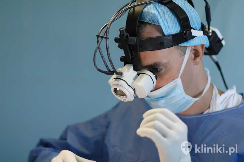Odwrócenie wazektomii metodą mikrochirurgiczną jest wykonywane z użyciem mikroskopu operacyjnego, co zwiększa precyzję zabiegu Odwrócenie wazektomii metodą mikrochirurgiczną jest wykonywane z użyciem mikroskopu operacyjnego, co zwiększa precyzję zabiegu