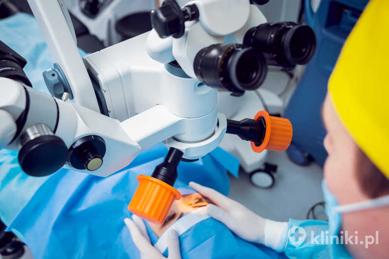 Operacja usunięcia zaćmy z implantacją soczewki wieloogniskowej może ograniczyć potrzebę noszenia okularów