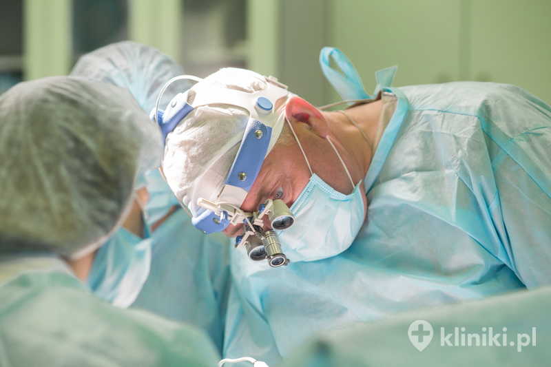 Operacja zespolenia obojczyka jest wykonywana w celu przywrócenia prawidłowej anatomii barku i poprawy funkcji kończyny górnej Operacja zespolenia obojczyka jest wykonywana w celu przywrócenia prawidłowej anatomii barku i poprawy funkcji kończyny górnej