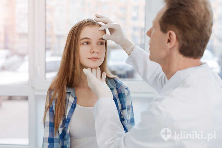 Poszukiwanie wsparcia medycznego przy infekcji górnych dróg oddechowych najczęściej nie wymaga wizyty na SOR-ze, gdy występują jedynie typowe objawy przeziębienia
