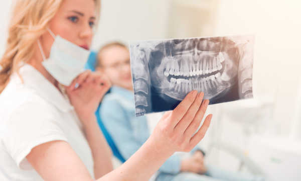 Tomografia komputerowa stomatologiczna to nowoczesne badanie obrazowe pozwalające na trójwymiarową ocenę zębów, kości szczęk oraz otaczających struktur anatomicznych Tomografia komputerowa stomatologiczna to nowoczesne badanie obrazowe pozwalające na trójwymiarową ocenę zębów, kości szczęk oraz otaczających struktur anatomicznych