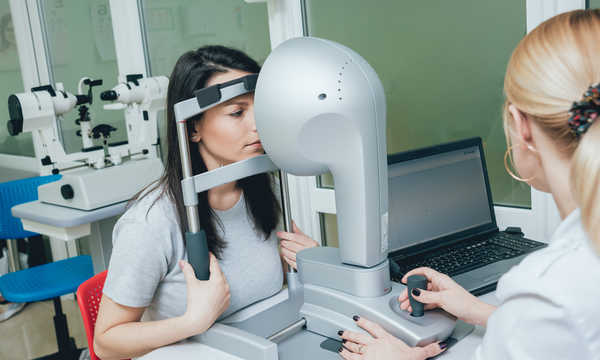 Zabieg usunięcia zaćmy z implantacją soczewki torycznej multifokalnej pomaga korygować astygmatyzm Zabieg usunięcia zaćmy z implantacją soczewki torycznej multifokalnej pomaga korygować astygmatyzm