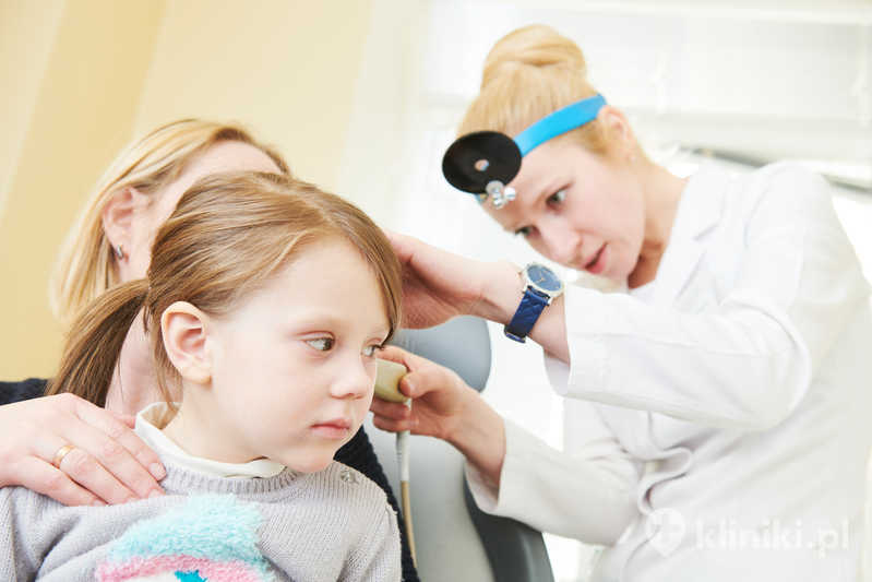 Chirurgiczna korekcja uszu u najmłodszych poprzedzona jest konsultacją, podczas której lekarz ocenia budowę uszu i kwalifikację do zabiegu Chirurgiczna korekcja uszu u najmłodszych poprzedzona jest konsultacją, podczas której lekarz ocenia budowę uszu i kwalifikację do zabiegu