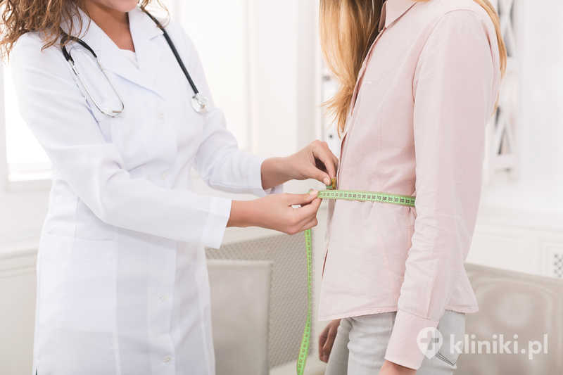Dietetyk mierzący BMI pacjenta podczas konsultacji w gabinecie Dietetyk mierzący BMI pacjenta podczas konsultacji w gabinecie