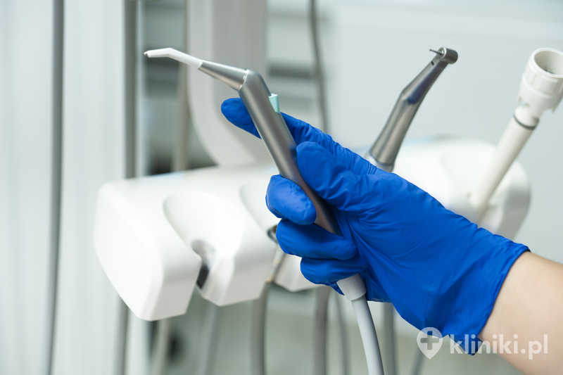 Ekstyrpacja miazgi wykonywana bez mikroskopu przeprowadzana jest w znieczuleniu miejscowym, dzięki czemu zabieg jest dla większości pacjentów komfortowy i bezbolesny