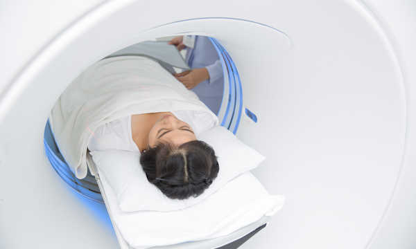 Funkcjonalny rezonans magnetyczny fMRI obrazuje zmiany przepływu i natlenowania krwi związane z pracą mózgu