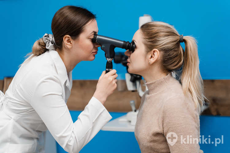 Konsultacja z optometrystą w placówce medycznej