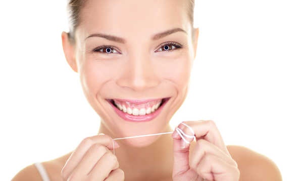 Korekcja uśmiechu dziąsłowego może obejmować leczenie ortodontyczne, periodontologiczne, chirurgiczne lub zastosowanie toksyny botulinowej