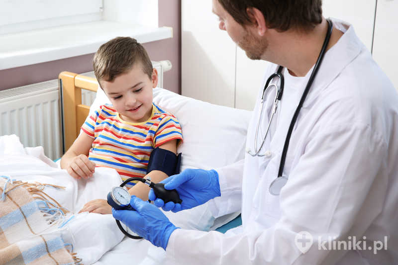 Lekarz mierzy ciśnienie krwi dziecka w szpitalu Lekarz mierzy ciśnienie krwi dziecka w szpitalu