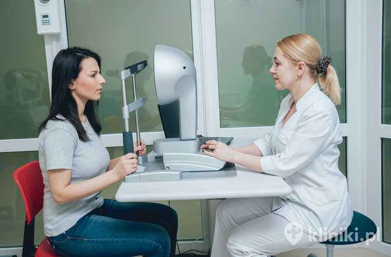 Optometrysta wykonuje topografię rogówki. Badanie rogówki