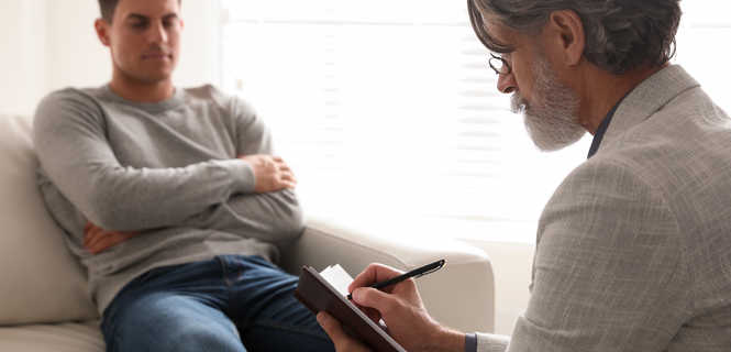 Kiedy warto iść na psychoterapię? Sygnały, których nie warto ignorować