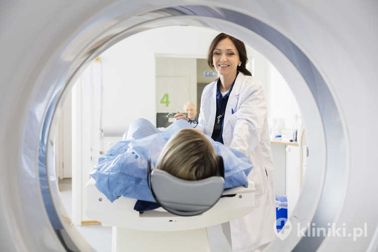 Rezonans magnetyczny mózgu. Lekarz oglądający obraz rezonansu magnetycznego głowy