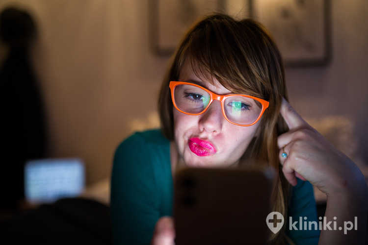 Sylwetka kobiety trzymającej telefon i robiącej sobie selfie