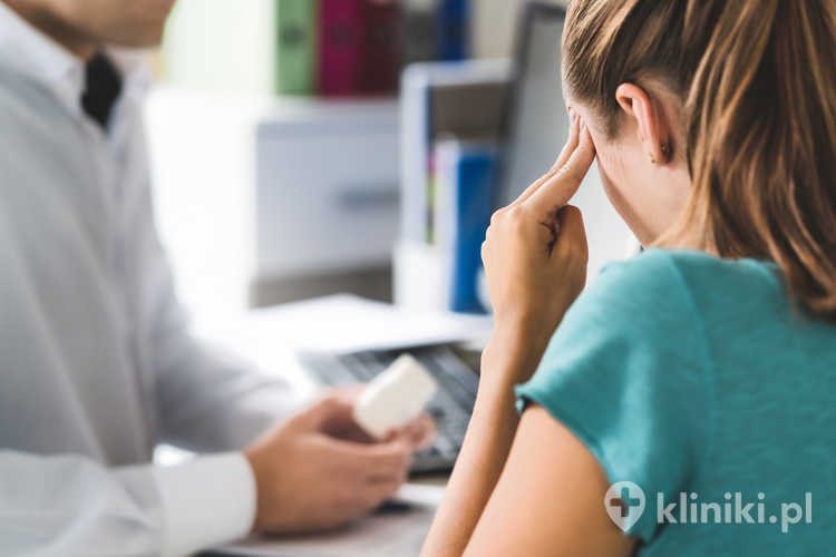 Terapia szyną NTI polega na ograniczeniu nadmiernego zaciskania zębów, co może zmniejszać napięcie mięśni żucia i dolegliwości bólowe