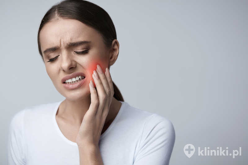Usunięcie miazgi zęba bez użycia mikroskopu może być skutecznym elementem leczenia endodontycznego, jeśli kanały zostaną prawidłowo odnalezione, opracowane, zdezynfekowane i szczelnie wypełnione
