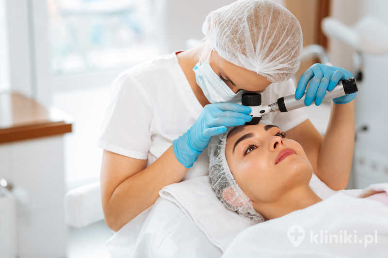 Wykwalifikowana dermatolożka używająca profesjonalnego dermatoskopu podczas badania skóry. Wykwalifikowana dermatolożka używająca profesjonalnego dermatoskopu podczas badania skóry.