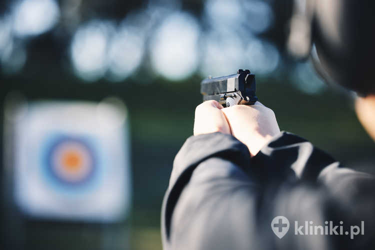 Zbliżenie na trening strzelecki na świeżym powietrzu z użyciem broni i tarczy – szkolenie policyjne
