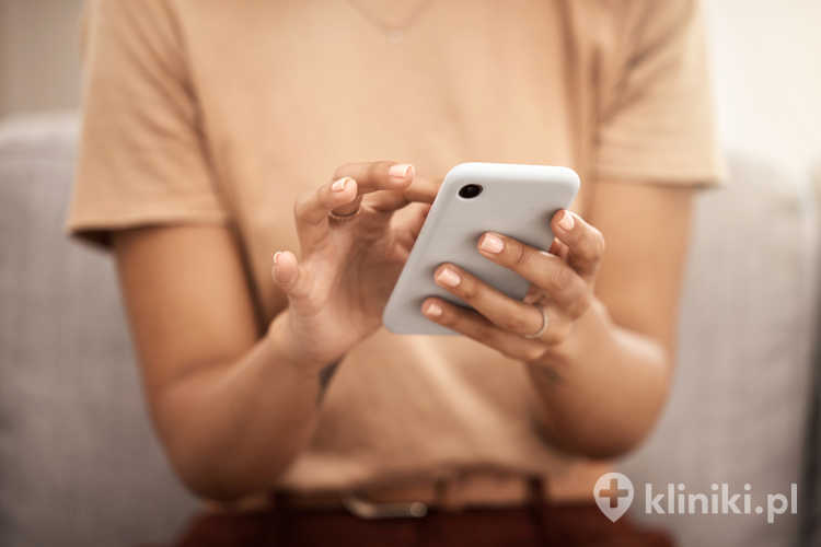Chatbot terapeutyczny może podpowiadać proste ćwiczenia, ale nie zastępuje diagnozy ani profesjonalnej terapii