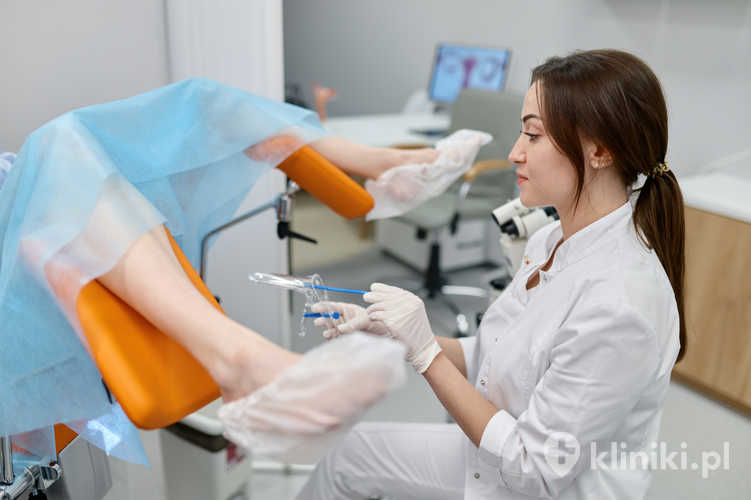 Ginekolożka pobiera próbkę materiału biologicznego z układu moczowo-płciowego pacjentki do badania