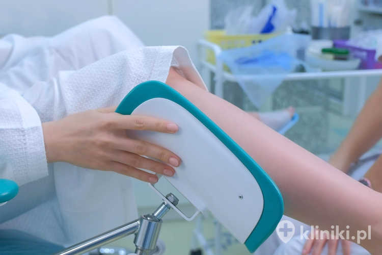 Pacjentka na fotelu ginekologicznym w gabinecie