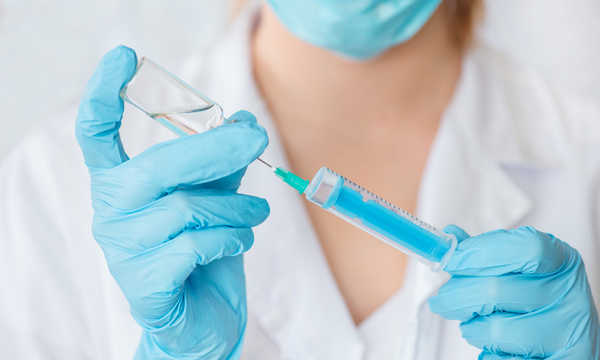 Podanie szczepionki przy łagodnej infekcji zazwyczaj nie wymaga odroczenia