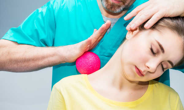 Rehabilitacja w bólu szyi i karku pomaga zmniejszyć dolegliwości oraz poprawić ruchomość Rehabilitacja w bólu szyi i karku pomaga zmniejszyć dolegliwości oraz poprawić ruchomość