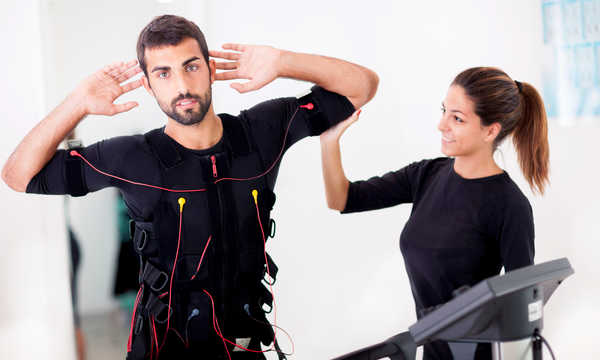 Trenerka prowadzi trening EMS (elektrostymulacji mięśniowej) z mężczyzną Trenerka prowadzi trening EMS (elektrostymulacji mięśniowej) z mężczyzną