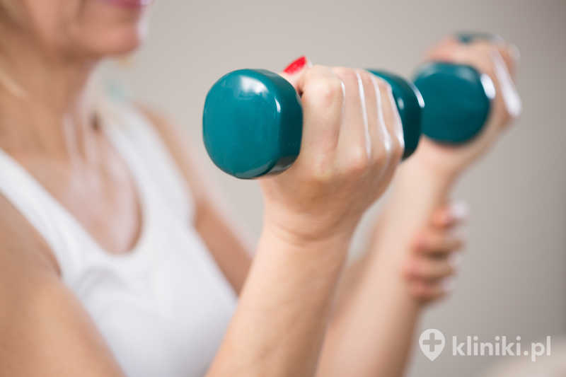 Leczenie ruchem może obejmować ćwiczenia poprawiające mobilność, siłę i stabilizację Leczenie ruchem może obejmować ćwiczenia poprawiające mobilność, siłę i stabilizację