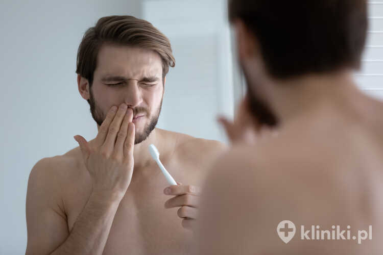 Opieka periodontologiczna wymaga regularnych kontroli i prawidłowej higieny jamy ustnej
