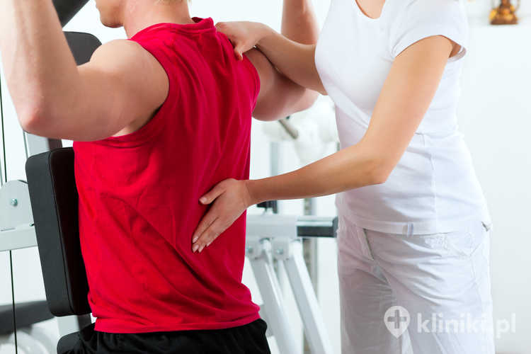 Rehabilitacja na NFZ wymaga odpowiedniego skierowania i może wiązać się z oczekiwaniem