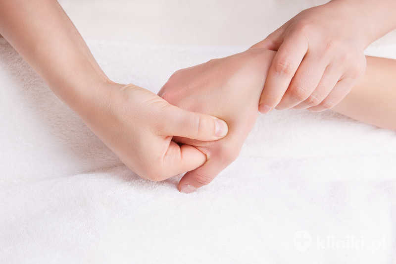 Terapia ręki może obejmować ćwiczenia ruchowe, wzmacniające i manualne
