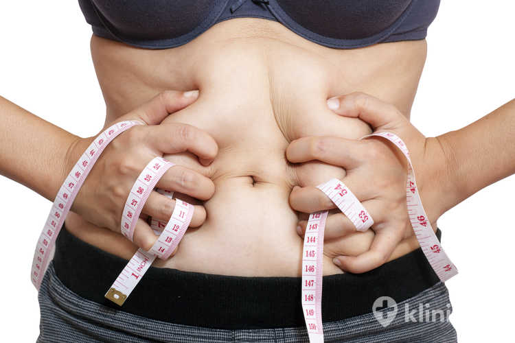 Metody usuwania tkanki tłuszczowej z brzucha mogą polegać na odsysaniu nadmiaru tłuszczu podczas liposukcji