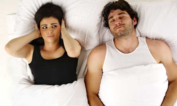 Iniekcje Fibro Vein w leczeniu chrapania polegają na podaniu sklerozantu w obręb tkanek podniebienia miękkiego w celu ich kontrolowanego zwłóknienia