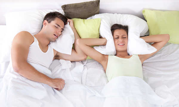 Leczenie chrapania metodą iniekcji podśluzówkowej polega na wstrzyknięciu specjalnego preparatu w podniebienie miękkie, aby zwiększyć jego sztywność i zmniejszyć wibracje powodujące chrapanie.