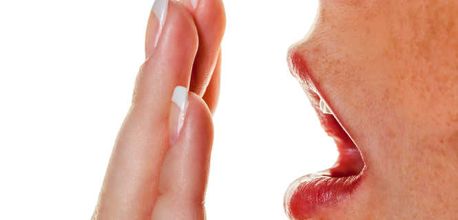 Jak usunąć przykry zapach z ust?