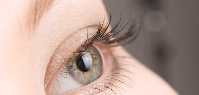 Jak usunąć nadmiar skóry pod oczami?