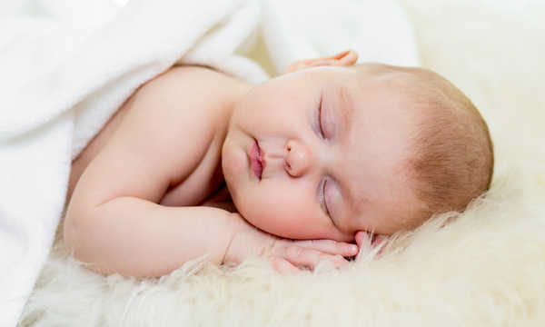 Operacja przepukliny pępkowej u dzieci i niemowląt zazwyczaj przeprowadzana jest w znieczuleniu ogólnym i trwa krótko