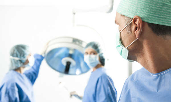 Przepuklina brzuszna zwykle wymaga operacji, ponieważ sama się nie cofnie