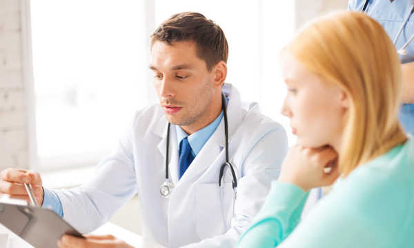 Zalecenia po operacji przepukliny pępkowej obejmują unikanie dźwigania ciężkich przedmiotów przez kilka tygodni, aby nie doprowadzić do nawrotu przepukliny