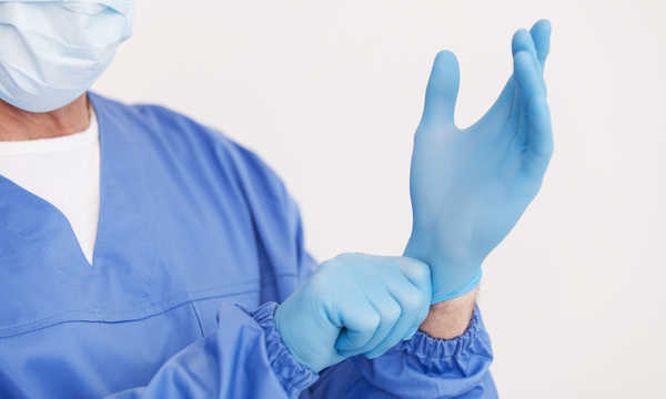 Laserowe leczenie hemoroidów to nowoczesna, małoinwazyjna metoda usuwania guzków krwawniczych z użyciem energii lasera